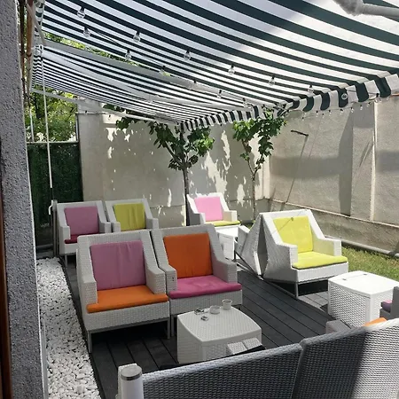 Falkor 3* إيفوري سود